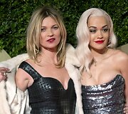 Manekenė Kate Moss ir dainininkė Rita Ora