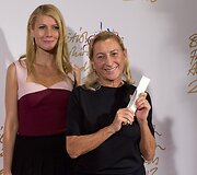 Aktorė Gwyneth Paltrow su Geriausios metų tarptautinės dizainerės apdovanojimą pelniusia Miuccia Prada