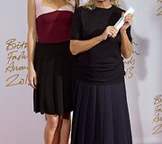 Aktorė Gwyneth Paltrow su Geriausios metų tarptautinės dizainerės apdovanojimą pelniusia Miuccia Prada