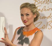 Sophia Webster pelnė Kylančios aksesuarų dizainerės apdovanojimą