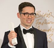 Dizaineris Erdemas Moralioglu laimėjo apdovanojimą už Geriausius raudonojo kilimo drabužius