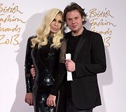 Dizainerė Donatella Versace su Geriausiu moteri&scaron;kų drabužių dizaineriu Christopheriu Kane'u