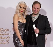 Dainininkė Rita Ora su dizaineriu Nicholu Kirkwoodu, laimėjusiu Metų aksesuarų dizainerio apdovanojimą