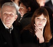 Jeanas Paulis Gaultieras ir Carla Bruni-Sarkozy