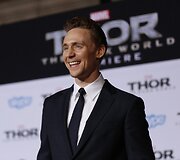 Tomas Hiddlestonas &scaron;venčia 33-iąjį gimtadienį