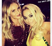 Rosie Huntington-Whiteley ir Rita Ora