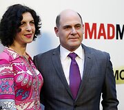 Serialo kūrėjas Matthew Weineris su žmona Linda Brettler