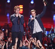 Samas Claflinas ir Joshas Hutchersonas 