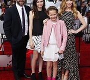 Juddas Apatow ir Leslie Mann su dukromis Maude ir Iris