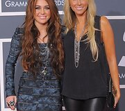 Dainininkė Miley Cyrus su mama Tish Cyrus