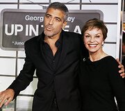 Aktorius George'as Clooney su mama Nina