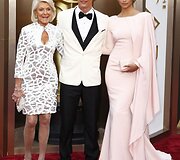 Aktorius Matthew McConaughey su žmona ir Camila Alves ir mama Mary Kathleen