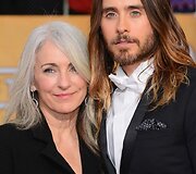 Aktorius ir dainininkas Jaredas Leto su mama Constance