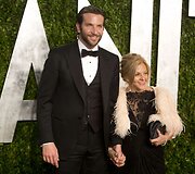 Aktorius Bradley Cooperis su mama Gloria 