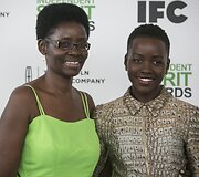 Aktorė Lupita Nyong'o su mama Dorothy