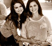 Aktorė ir dainininkė Selena Gomez su mama Mandy