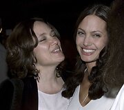 Aktorė Angelina Jolie su mama Marcheline Bertrand