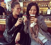 Manekenė Chrissy Teigen su mama