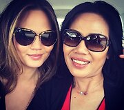 Manekenė Chrissy Teigen su mama