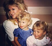 Paris ir Nicky Hilton su mama Kathy