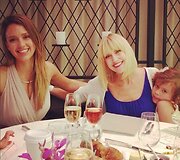 Aktorė Jessica Alba su mama Catherine ir dukra Honor