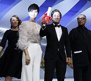Kinų aktorė Li Yuchun ir iraniečių režisierius Abbas Kiarostami su kolumbiečių režisieriumi Simonu Mesa Soto, kuris laimėjo trumpametražių filmų kategorijoje