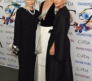 Metų aksesuarų dizainerėmis pripažintos Ashley Olsen ir Mary Kate Olsen su aktore Keri Russell