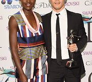Lupita Nyong'o su Metų moterų dizaineriu Josephu Altuzarra