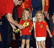 Futbolininkas Ikeras Casillasas su princesėmis Leonor ir Sofia 2010-aisiais