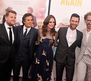 Jamesas Cordenas, Keira Knightley, Markas Ruffalo, Adamas Levine'as ir Johnas Carney