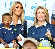 Rio Mavubos žmona Elodie su sūnumi Tiago ir Mathieu Debuchy žmona Ludivine