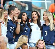 Prancūzijos futbolininkų žmonos Fiona Cabaye, Fanny Remy, Mazda Magui, Ludivine Sagna ir Sandra Evra