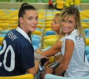 Loic Remy žmona Fanny ir Yohano Cabaye žmona Fiona