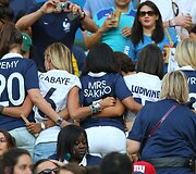 Prancūzijos futbolininkų žmonos Fanny Remy, Fiona Cabaye, Mazda Magui, Ludivine Sagna ir Sandra Evra