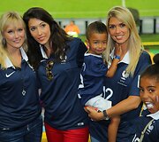 Olivier Giroud žmona Jennifer (antra i&scaron; kairės) ir Rio Mavubos žmona Elodie su vaikais Tiago ir Uma