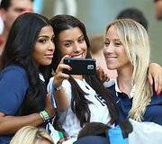 Mamadou Sakho žmona Mazda Magui, Bacary Sagna žmona Ludivine ir Patrice'o Evra žmona Sandra