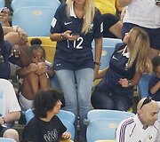Prancūzijos futbolininkų žmonos stebi varžybas