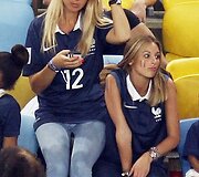 Prancūzijos futbolininkų žmonos stebi varžybas