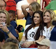 Paulo Pogba draugė Camille Tytgat ir Raphaelio Varane draugė