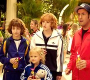 Emma Fuhrmann, Alyvia Alyn Lind, Bella Thorne ir Adamas Sandleris komedijoje &bdquo;Kartu ne savo noru&ldquo;