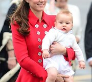 Kembridžo hercogienė Catherine su sūnumi George'u 2014-ųjų balandį