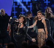 Demi Lovato ir Cher LLoyd