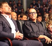 Čečėnijos lyderis Ramzanas Kadyrovas, Jeanas-Claude'as van Damme'as ir Hilary Swank