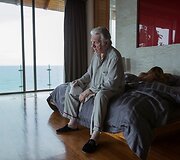 Robertas Gustafssonas filme &bdquo;&Scaron;imtametis, kuris i&scaron;lipo pro langą ir dingo&ldquo;