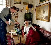 Robertas Gustafssonas filme &bdquo;&Scaron;imtametis, kuris i&scaron;lipo pro langą ir dingo&ldquo;