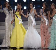 &bdquo;Mis Venesuela&ldquo; Gabriela Isler, &bdquo;Mis Filipinai&ldquo; Ariella Arida, &bdquo;Mis Ispanija&ldquo; Patricia Yurena Rodriguez, &bdquo;Mis Brazilija&ldquo; Jakelyne Oliveira ir &bdquo;Mis Ekvadoras&ldquo; Constanza Baez