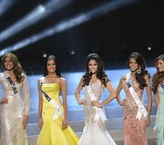 &bdquo;Mis Venesuela&ldquo; Gabriela Isler, &bdquo;Mis Filipinai&ldquo; Ariella Arida, &bdquo;Mis Ispanija&ldquo; Patricia Yurena Rodriguez, &bdquo;Mis Brazilija&ldquo; Jakelyne Oliveira ir &bdquo;Mis Ekvadoras&ldquo; Constanza Baez