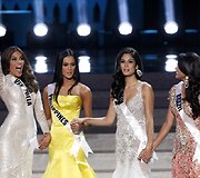 47RS Miss Venezuela Gabriela Isler (L) reacts during the Miss Universe 2013 pageant at the Crocus City Hall in Moscow November 9, 2013. Also pictured are (2nd L-R) Miss Philippines Ariella Arida, Miss Spain Patricia Yurena Rodriguez