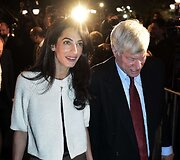 Amal Clooney ir jos &scaron;efas Geoffrey Robertsonas Atėnuose