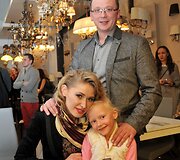Sandra Dauk&scaron;aitė-Petrulėnė su vyru Aurimu ir dukra Elze